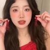 Aretes Rojos Temáticos de Año Nuevo con un Estilo Genial~ Aretes de Mariposa Geniales y Elegantes, Versátiles de Nueva Moda, Gama Alta y Lujo Ligero