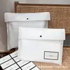 Bolsa de Embalaje de Tela No Tejida Morada Bolsa de Embalaje para Tienda de Ropa Bolsa a Prueba de Polvo Logo Personalizado Stock Listo Embalaje con Botón de Presión