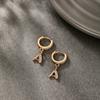 Brincos de Liga de Cobre Xuping Banhados a Ouro Cor 18K Estilo Russo Nicho Elegante com Letra Brincos de Moda Vintage para Mulheres