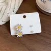 Brincos de Pérola Flor de Gotejamento de Óleo Agulha de Prata, Frescos e Doces, Modernos e Versáteis, Brincos Exquisitos com um Toque de Nicho de Alto Padrão para Mulheres