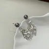 Brincos de Pérola Cinza com Borla de Folha Francesa Outono e Inverno Novo Clipe de Orelha Brincos de Moda de Nicho de Alta Qualidade para Mulheres