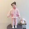 Conjunto de pijama de fleece coral para meninas para outono e inverno de 2026, novo roupão infantil de flanela espessada para meninas