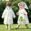 Novos capas de chuva infantis, projetadas para meninos e meninas, perfeitas para creche e escola, apresentando proteção para o corpo todo contra chuva forte, com estampas de desenhos animados fofas e um design portátil