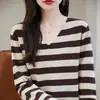 Novo top feminino de tricô listrado com gola V e mangas compridas, estilo coreano, outono e inverno, estiloso, soltinho, versátil, top casual com blocos de cor