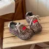 Sapatos de Andador para Crianças Estilo Novo Primavera e Outono Tênis Esportivo Estampa de Leopardo Vermelho Solado Macio Antiderrapante Sapatos para Bebê Menina Laço de Desenho Animado