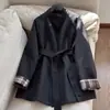 2026 Nuevo Gabardina Casual Corta con Cuello Alto, Puños de Color Contrastante a Cuadros, Cintura Ajustable para Mujer, Venta al por Mayor N5CW78772