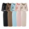 Conjunto de tres piezas de punto de deseo puro estilo coreano: top de tirantes de encaje, falda midi de cintura alta que se ajusta a la figura y cárdigan fino de manga larga