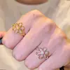 Anel Moderno Estilo Japonês com Corte a Laser Vazado e Microcravação de Margarida para Mulheres, Design de Nicho, Anel Ajustável para Dedo Indicador, Atacado