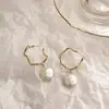 Brincos de Pérola Estilo Vintage com Peças de Pérola em Ondas Metálicas Irregulares, Brincos Abertos da Moda e Únicos