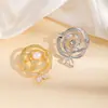 Broche de cobre e zircônia de alta qualidade europeu e americano, broche de rosa pequeno, acessório de corsage com pérola de água doce, acessório de casaco para mulheres