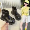 Botas para meninas 2026 outono e inverno novo estilo, botas Martin forradas com fleece, forradas com fleece, antiderrapantes, algodão grosso, estilosas, versáteis, botinhas de couro para crianças