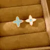 Pendientes de botón de plata chapada en oro real con aguja de plata, circonita, flor de trébol, temperamento simple, pendientes versátiles, joyería para orejas de lujo ligero, sensación de alta gama
