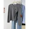 Camiseta de manga larga a rayas y bloques de color estilo americano, tiro real, para mujer, otoño, corte holgado, estilo coreano, top de base bordado