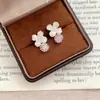 Pendientes de Bola de Zirconia con Flor de Concha de Lujo Ligero y de Nicho Pendientes Dulces y de Moda Accesorios para Orejas Elegantes y Graciosos Nuevo Estilo 2026 para Mujeres
