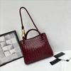 Diseño Nicho Nueva Bolsa Tote Tejida con Hebilla de Cuerda Metálica Bolso de Hombro de Mano Cruzado Retro para Mujer Versátil y Simple