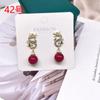 Aretes rojos de alta gama aretes únicos para mujer aretes estilo occidental 2023 nuevos aretes geométricos de nicho populares de moda