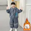 Conjunto de Roupas de Inverno para Meninos Chapéu Listrado com Pelúcia Conjunto de Duas Peças Hoodie Acolchoado de Veludo Estilo Coreano Roupas para Bebês e Crianças Pequenas