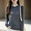 Camiseta de manga larga con cuello Henley simple para mujer, nuevo top de punto suave, corte ajustado, pieza básica versátil para capas