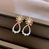 Pendientes de Flor de Zirconia con Baño de Oro Real y Perla en Forma de Gota de Agua Exquisitos Pendientes Súper Brillantes Lujo Accesible de Alta Gama Pendientes Elegantes para Mujer