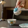 Conjunto de chá de cerâmica azul céu claro com underglaze pintado à mão, apresentando um design de borboleta, incluindo uma tigela com tampa, bule, xícaras de chá e xícaras de café