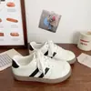 Nuevos zapatos de entrenamiento alemanes rosas de otoño, compra transfronteriza, zapatillas de estudiante de punta redonda estilo coreano, zapatos blancos de nicho y lindos