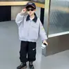 Chaqueta para niño para primavera y otoño, estilo fino, nuevo modelo 2026, chaqueta de motociclista elegante y genial para niños, gabardina de otoño de moda para niños