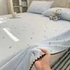 Lençol de cama de gaze dupla camada espessado com estampa floral de outono/inverno grau A, peça única, adequado para dormitórios estudantis, inclui uma capa de edredom e uma fronha, um conjunto de três peças, e pode ser usado nas quatro estações.
