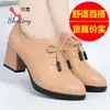 Zapatos Nuevos de Moda 2026 para Madres, Zapatos para Mujeres de Mediana Edad, Zapatos de Cuero Gruesos de Moda para Mujeres de Mediana Edad, Zapatos Transpirables de Boca Profunda para Primavera y Otoño al por Mayor