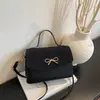Bolsa de axila coreana de nicho para mulheres, nova bolsa de mão da moda 2026, bolsa quadrada pequena com design exclusivo, bolsa transversal estilosa