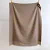 Novo Estilo de Outono Roupa Externa Cachecol de Cor Sólida Imitação de Cashmere, Protetor de Pescoço de Cor Sólida Atmosférico, Uso Duplo para Calor e Moda, Xale Estiloso