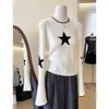 Suéter de punto blanco con diseño único y discreto de estrellas estilo coreano para mujer, perfecto para otoño e invierno, una prenda interior o capa base casual de longitud corta