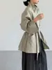 Gabardina de Cuello Alto Jiangzuo de Alta Gama con Silueta Elegante de un Botón para Mujer, Otoño 2026, Estilo Coreano de Longitud Media Versátil 1960