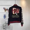 2025 Nueva Chaqueta de Béisbol Retro Americana con Insignia Bordada y Relieve Tridimensional en Manga de Cuero PU Atractiva para Primavera y Otoño para Hombre
