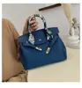 Estilo explosivo de moda transfronteiriça bolsa grande de mão feminina 2026 nova bolsa vermelha de casamento da moda bolsa tote transversal de grande capacidade