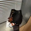 Este año, los bolsos tipo cubo de estampado de leopardo de moda son tendencia en el mercado de exportación.. Aquí está la nueva colección 2026: un bolso de hombro y bandolera retro y versátil para mujer