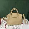 Venta al por mayor transfronteriza de bolsos de mano estilo dumpling de piel de vaca de primera capa estilo coreano, bolsos cruzados, bolsos de cuero genuino suave simples urbanos casuales para mujer