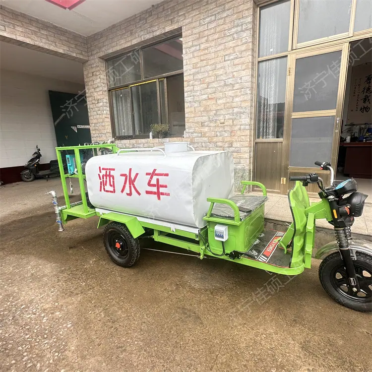 电动三轮洒水车1