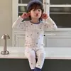 Novo conjunto de loungewear infantil 100% algodão, sem costura e com Lycra, unissex, grau A, com estampas de desenhos animados, adequado para o outono como um conjunto de camisa de manga longa e calça ou pijama.