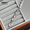 Pulsera versátil de calcedonia esmeralda incrustada, una pieza lujosa y discreta con un acabado blanco similar al hielo, que irradia una estética de alta gama y refinada, perfecta como regalo