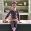 Novo conjunto de loungewear infantil 100% algodão, sem costura e com Lycra, unissex, grau A, com estampas de desenhos animados, adequado para o outono como um conjunto de camisa de manga longa e calça ou pijama.
