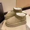 Botas de inverno femininas com sola grossa, antiderrapantes, novo estilo 2026, quentes, de calçar fácil, forradas com fleece e sapatos de algodão espessados