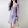 Cárdigan de punto de lana pura para mujer, cuello en V, abotonado, abrigo de longitud media, corte ajustado, vestido hasta la rodilla, suéter, nuevo estilo moderno