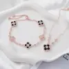 Pulsera de Concha y Trébol de Cuatro Hojas Estilo Lujo Ligero para Mujer, Pulsera de Diseño Nicho Fresca y Versátil, Joyería de Mano de Moda y Única al por Mayor