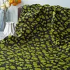 Fondo Negro en Relieve Tridimensional Estilo Retro con Tela Jacquard Floral Pequeño Verde para Vestidos de Moda, Vestidos de Gala, Chaquetas y Fundas de Cojín