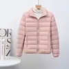 Jaqueta de Penas Leve Nova Outono/Inverno 2025 para Gordinhas e Tamanhos Maiores, Curta, Gola Alta, Look Emagrecedor Moderno, Jaqueta Casual com Bainha para Mulheres