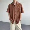 Nueva camisa casual versátil para hombre, marca de moda, estilo retro japonés de primavera y otoño, guapo, color liso, manga corta, corte holgado para verano