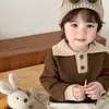 Suéter de punto de estilo coreano para bebé con bloques de color retro, un suéter polo moderno para niños, perfecto para primavera y otoño, con un tacto suave y cómodo