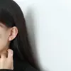 Moda Europea y Americana Versátil Nicho Pendientes de Acero de Titanio con Flor de Cinco Pétalos para Mujer, Pendientes de Commuter con Temperamento de Lujo Ligero, Pendientes de Flor