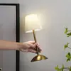 Lámpara de noche de metal moderno minimalista con tela plisada para cama, luz ambiental táctil recargable, lámpara de mesa pastoral regulable