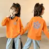 Camiseta de manga longa 100% algodão para meninas, nova para primavera e outono, para crianças de meia-idade e mais velhas, top casual versátil com desenho, camiseta estilosa infantil para usar como base